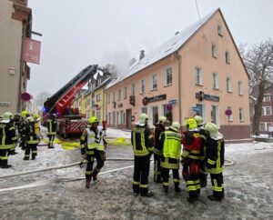 Mehr über den Artikel erfahren Brand Mittel – Oberwiesenthal – Wohnungsbrand