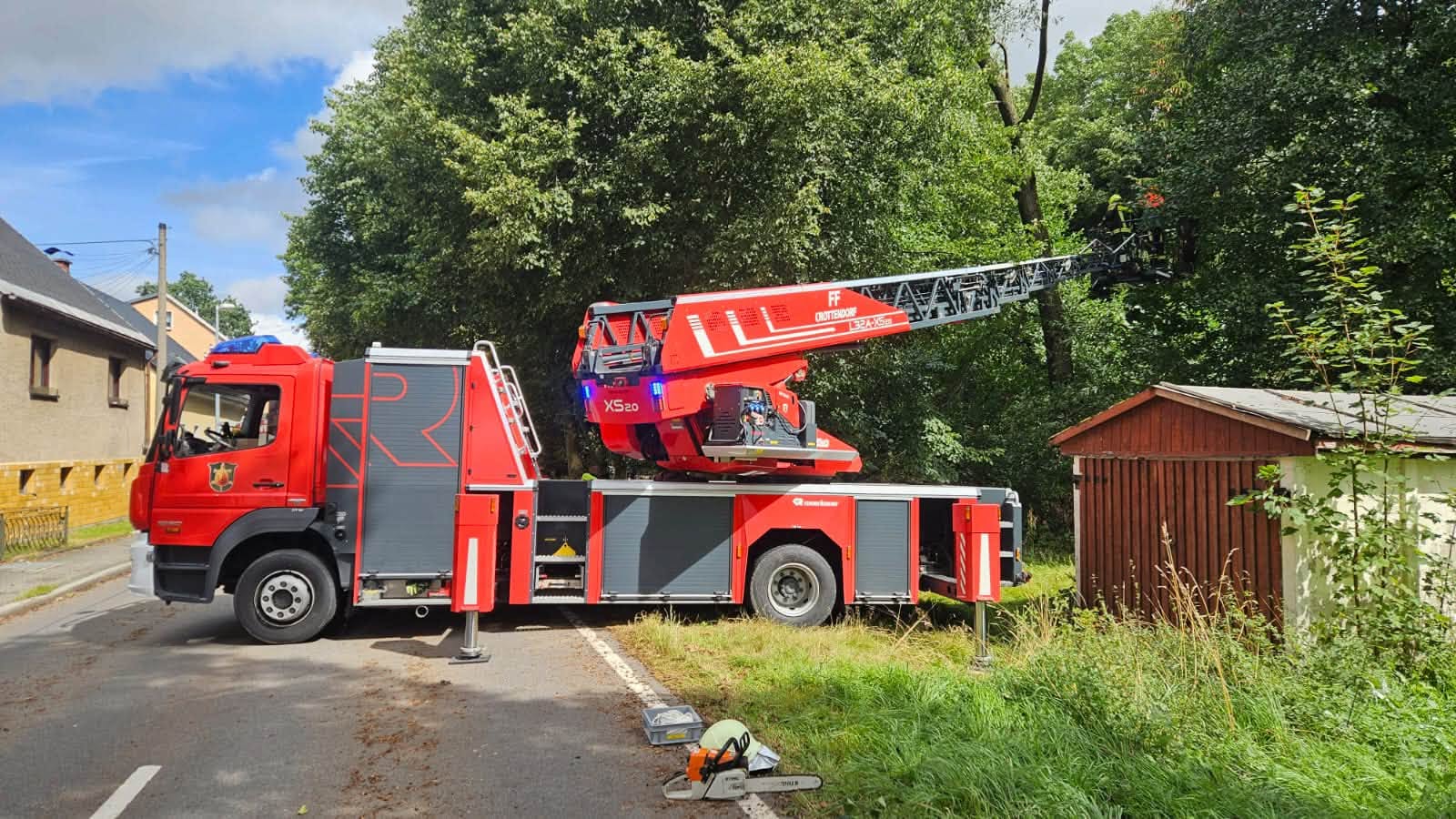 Du betrachtest gerade Th klein – Neudorf – Baum in Stromleitung